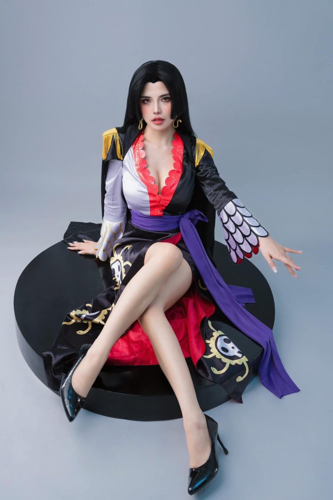Cưới đến nơi, Mai Dora vẫn cực năng suất, tung bộ hình cosplay Boa Hancock ngọt như ướp đường! - Ảnh 1.