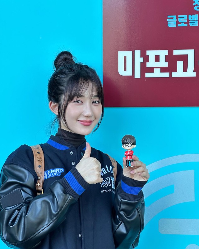 Fan nữ T1 rạng rỡ trên khán đài, so kè với MC Minh Nghi cũng chẳng kém cạnh - Ảnh 6.