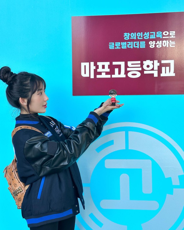 Fan nữ T1 rạng rỡ trên khán đài, so kè với MC Minh Nghi cũng chẳng kém cạnh - Ảnh 7.