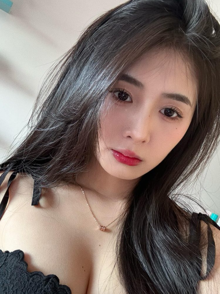 Đang tháng "NNN", Quỳnh Alee có hành động thách thức, fan nam hậm hực ra mặt - Ảnh 1. Đang tháng "NNN", Quỳnh Alee có hành động thách thức, fan nam hậm hực ra mặt - Ảnh 1.