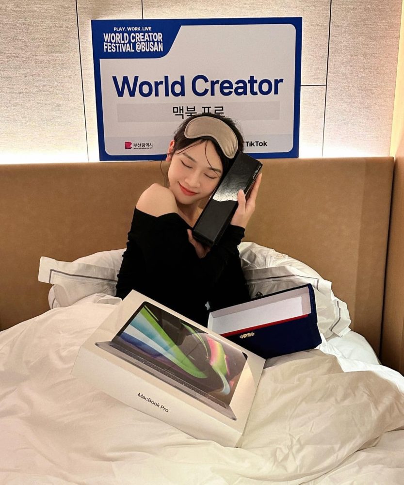 Rũ bỏ hình tượng hot girl "lè lưỡi", gái xinh TikTok được vinh danh tại giải thưởng quốc tế - Ảnh 3. Rũ bỏ hình tượng hot girl "lè lưỡi", gái xinh TikTok được vinh danh tại giải thưởng quốc tế - Ảnh 3.