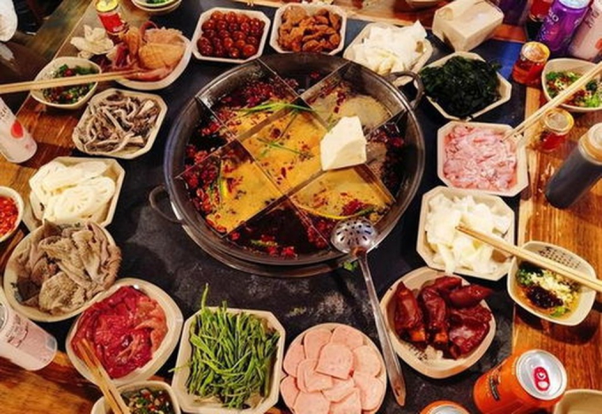 Mời đồng nghiệp ăn uống, cô gái lặng người khi nhìn hoá đơn lên đến hơn 16 tỷ đồng - Ảnh 2. Mời đồng nghiệp ăn uống, cô gái lặng người khi nhìn hoá đơn lên đến hơn 16 tỷ đồng - Ảnh 2.