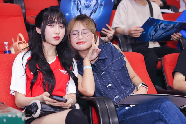 Fan nữ T1 rạng rỡ trên khán đài, so kè với MC Minh Nghi cũng chẳng kém cạnh - Ảnh 4.