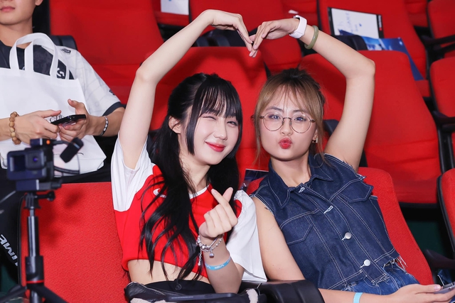 Fan nữ T1 rạng rỡ trên khán đài, so kè với MC Minh Nghi cũng chẳng kém cạnh - Ảnh 3.
