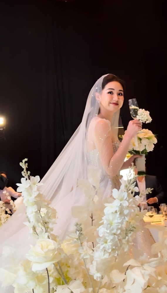 Top các cô dâu gây bão mạng, khiến hội "ăn cưới online" tan chảy với loạt khoảnh khắc xinh đẹp hút hồn - Ảnh 8. Top các cô dâu gây bão mạng, khiến hội "ăn cưới online" tan chảy với loạt khoảnh khắc xinh đẹp hút hồn - Ảnh 8.