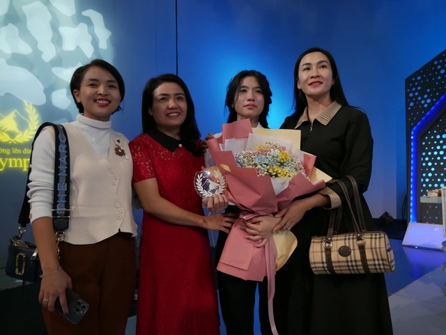 Nữ sinh khoe "vẻ đẹp tri thức" tại Olympia, rơi lệ vẫn khiến dân tình rung rinh - Ảnh 5. Nữ sinh khoe "vẻ đẹp tri thức" tại Olympia, rơi lệ vẫn khiến dân tình rung rinh - Ảnh 5.