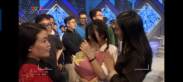 Nữ sinh khoe "vẻ đẹp tri thức" tại Olympia, rơi lệ vẫn khiến dân tình rung rinh - Ảnh 4. Nữ sinh khoe "vẻ đẹp tri thức" tại Olympia, rơi lệ vẫn khiến dân tình rung rinh - Ảnh 4.