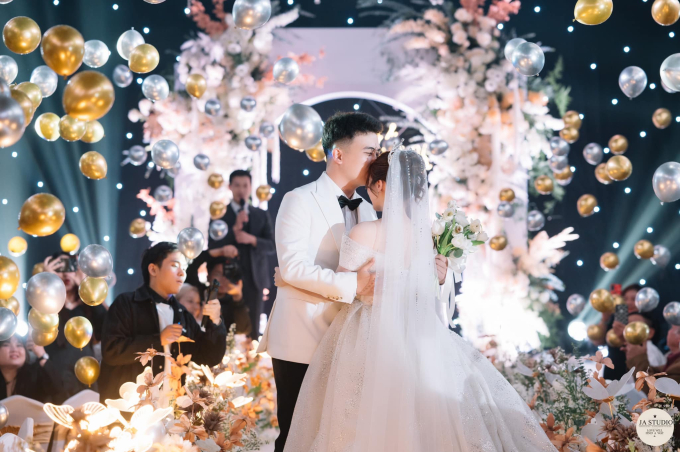 Top các cô dâu gây bão mạng, khiến hội "ăn cưới online" tan chảy với loạt khoảnh khắc xinh đẹp hút hồn - Ảnh 5. Top các cô dâu gây bão mạng, khiến hội "ăn cưới online" tan chảy với loạt khoảnh khắc xinh đẹp hút hồn - Ảnh 5.