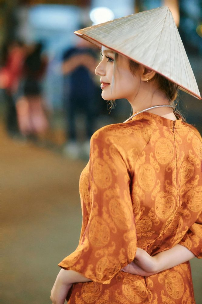 413 Xoài Non đăng ảnh cực xinh xắn, duyên dáng trong bộ áo dài truyền thống 413