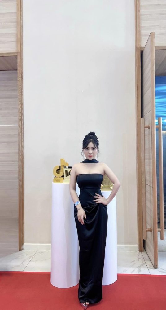 Diện kiến bạn gái "tổng tài gia trưởng", nhan sắc và body "khét lẹt" - Ảnh 7. Diện kiến bạn gái "tổng tài gia trưởng", nhan sắc và body "khét lẹt" - Ảnh 7.