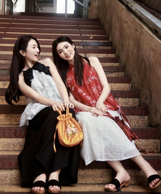 Hai "ả tố nga" cùng khoe nhan sắc, gái xinh thật biết cách khiến fan nam đau đầu - Ảnh 1. Hai "ả tố nga" cùng khoe nhan sắc, gái xinh thật biết cách khiến fan nam đau đầu - Ảnh 1.