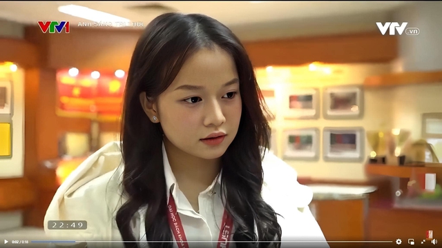 Một nữ sinh xuất hiện trên sóng nhà đài bất ngờ gây "sốt", nhan sắc được ví như "chị em thất lạc" với hot girl nổi tiếng - Ảnh 3. Một nữ sinh xuất hiện trên sóng nhà đài bất ngờ gây "sốt", nhan sắc được ví như "chị em thất lạc" với hot girl nổi tiếng - Ảnh 3.