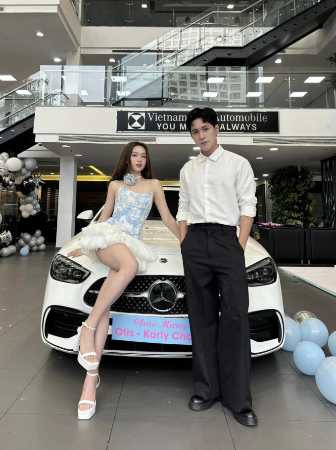 Hot girl xinh đẹp chơi lớn, tặng xế hộp hơn 2 tỷ cho bạn trai - Ảnh 3. Hot girl xinh đẹp chơi lớn, tặng xế hộp hơn 2 tỷ cho bạn trai - Ảnh 3.