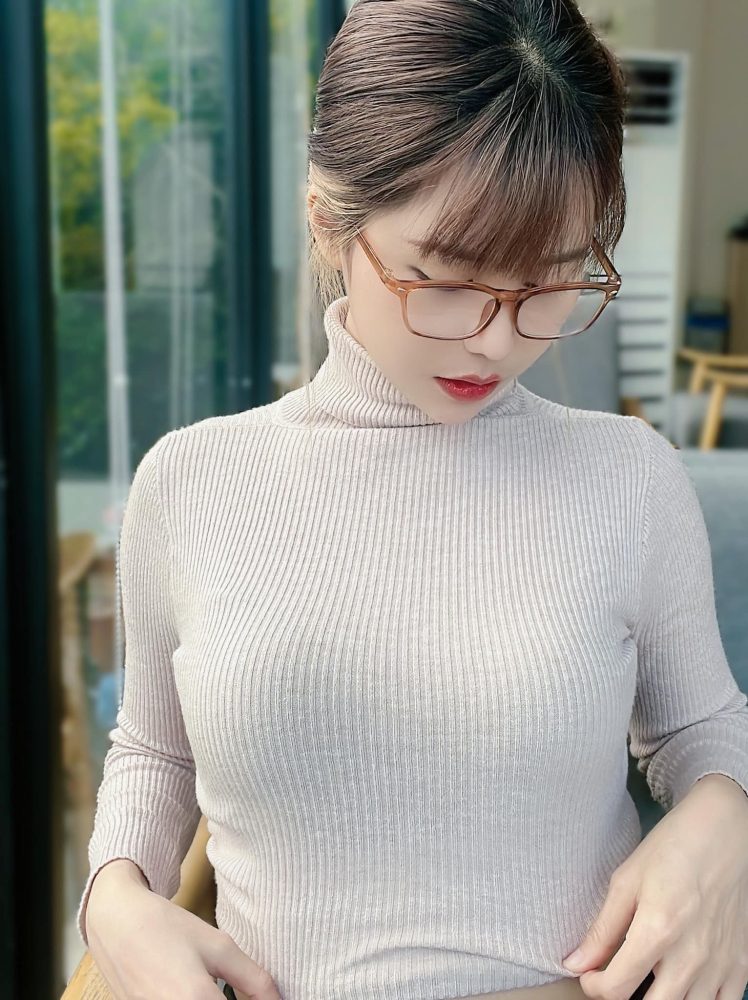 Mặc đồ "kín cổng cao tường", nữ streamer hút hàng vạn lượt like- Ảnh 2.