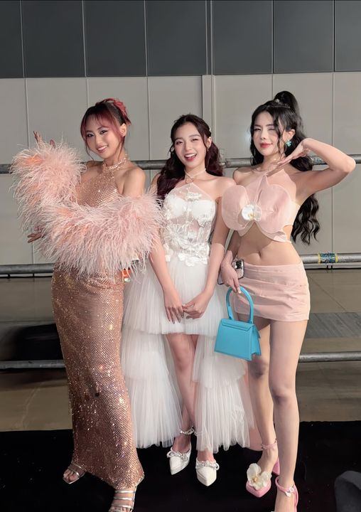 Ba tượng đài nhan sắc làng game "đụng độ" trong một khung hình, tình chị em Esports mãi "keo"- Ảnh 1. Ba tượng đài nhan sắc làng game "đụng độ" trong một khung hình, tình chị em Esports mãi "keo"- Ảnh 1.