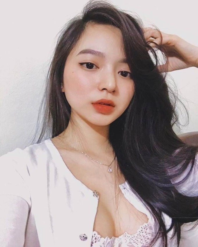 Chi Củ Cải diện chiếc áo khoét sâu “hiểm hóc”: Triệt để khoe thân hình ở mọi hoàn cảnh 429 2