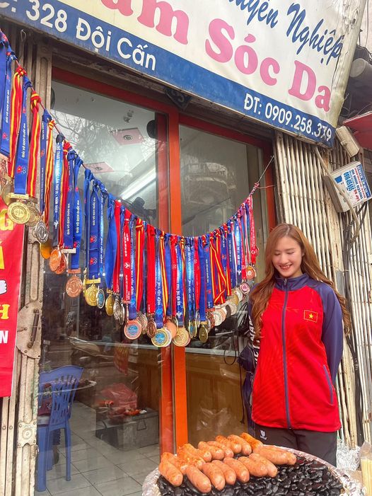 Nữ chủ xinh đẹp tung "chiêu lạ", khiến sạp lạp xưởng nướng đá của mình hot nhất cõi mạng - Ảnh 1. Nữ chủ xinh đẹp tung "chiêu lạ", khiến sạp lạp xưởng nướng đá của mình hot nhất cõi mạng - Ảnh 1.