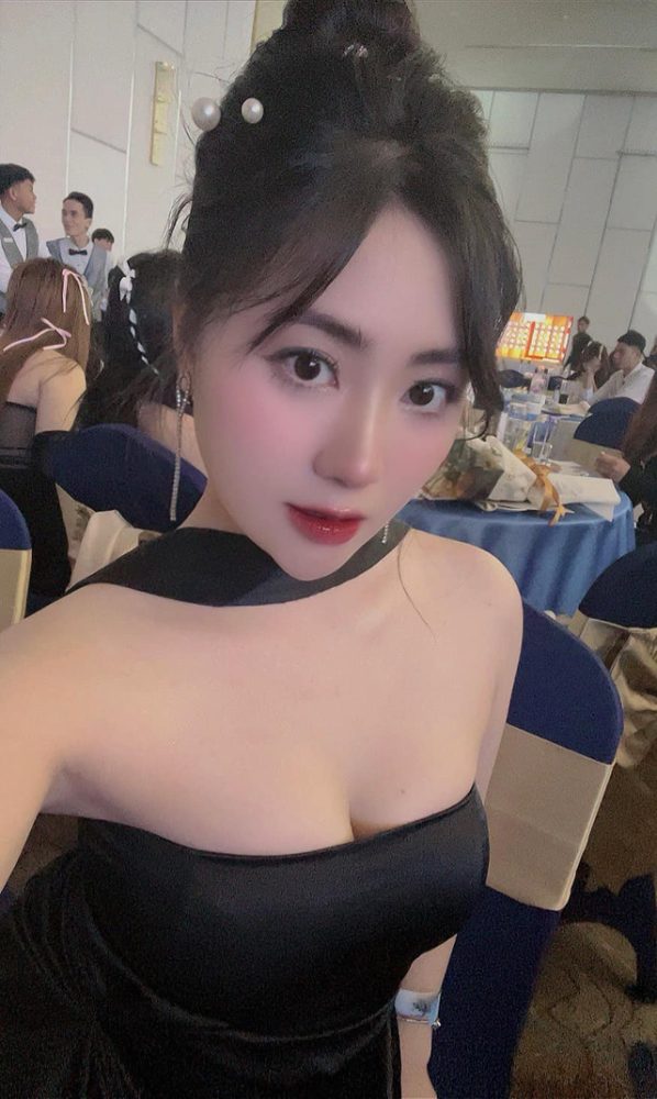 Diện kiến bạn gái "tổng tài gia trưởng", nhan sắc và body "khét lẹt" - Ảnh 3. Diện kiến bạn gái "tổng tài gia trưởng", nhan sắc và body "khét lẹt" - Ảnh 3.