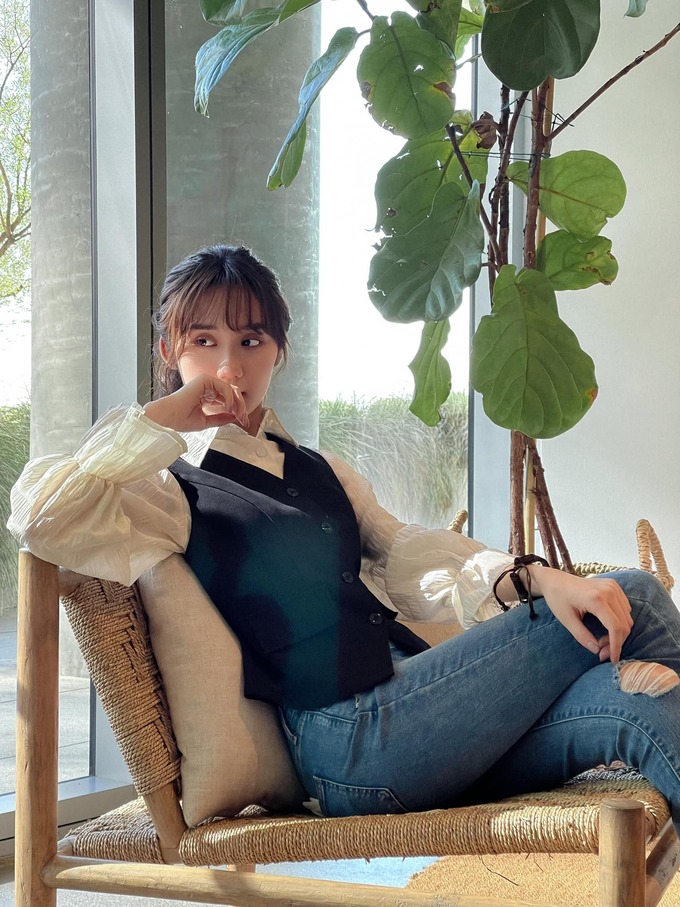 436 Mina Young lên đồ “kín mít” nhưng gương mặt đẹp “phát sáng” khiến fan thốt lên: Không đùa được 436