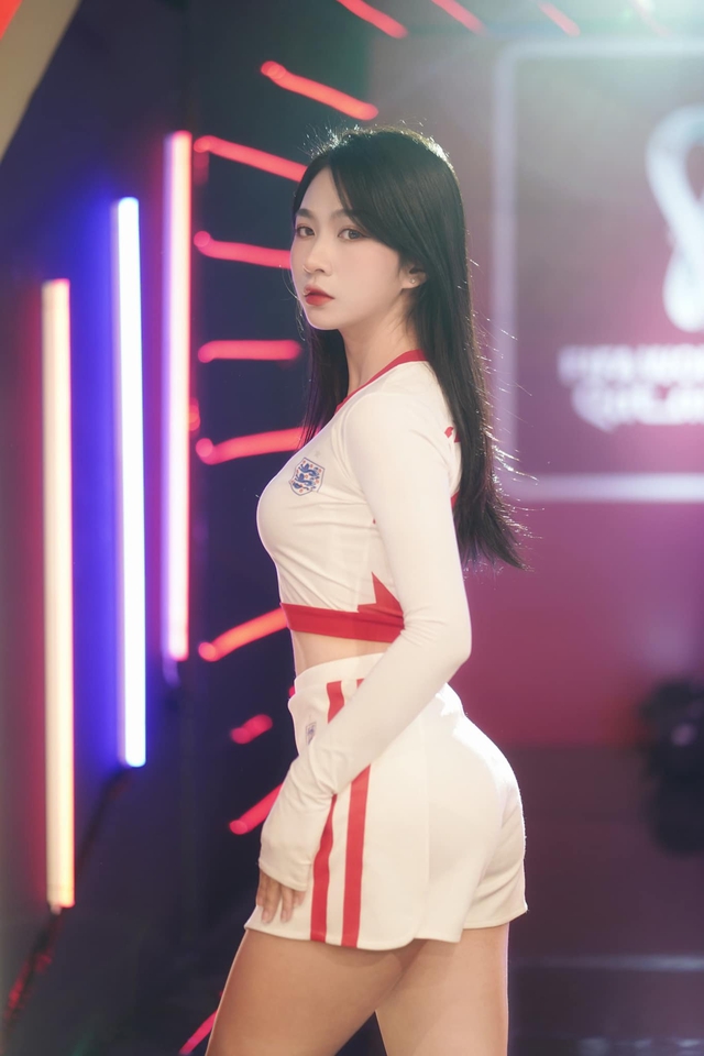 Lộ danh tính fan girl đặc biệt chụp ảnh cùng thần đồng Esports Việt