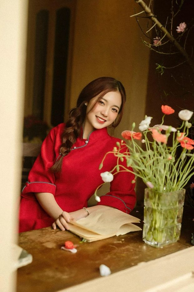 46-1 MC Phương Thảo cực xinh xắn, duyên dáng trong bộ áo dài rạng rỡ đón Tết 46 1