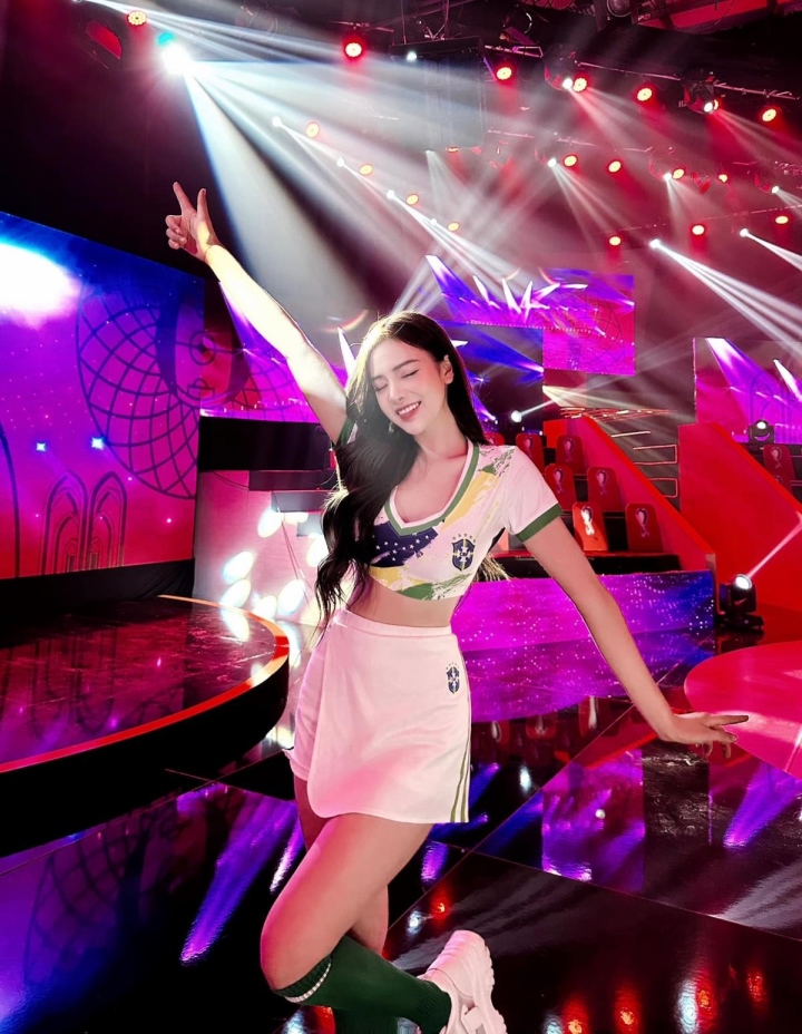 Hot girl 'Nóng cùng World Cup' Cao Trang tiết lộ bí quyết kiếm 150 triệu/tháng - Ảnh 1.