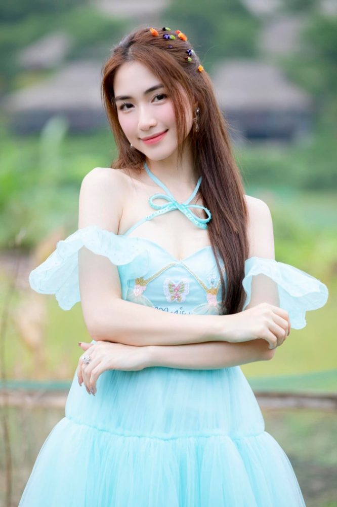 512 Hòa Minzy khoe vẻ đẹp tựa nàng thơ trong bộ ảnh Merry Christmas 512