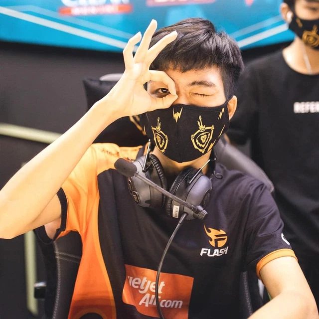 517-1 Xuân Bách “cosplay” Sơn Tùng M-TP, cộng đồng game thủ nhận xét giống "người vô gia cư" 517 1