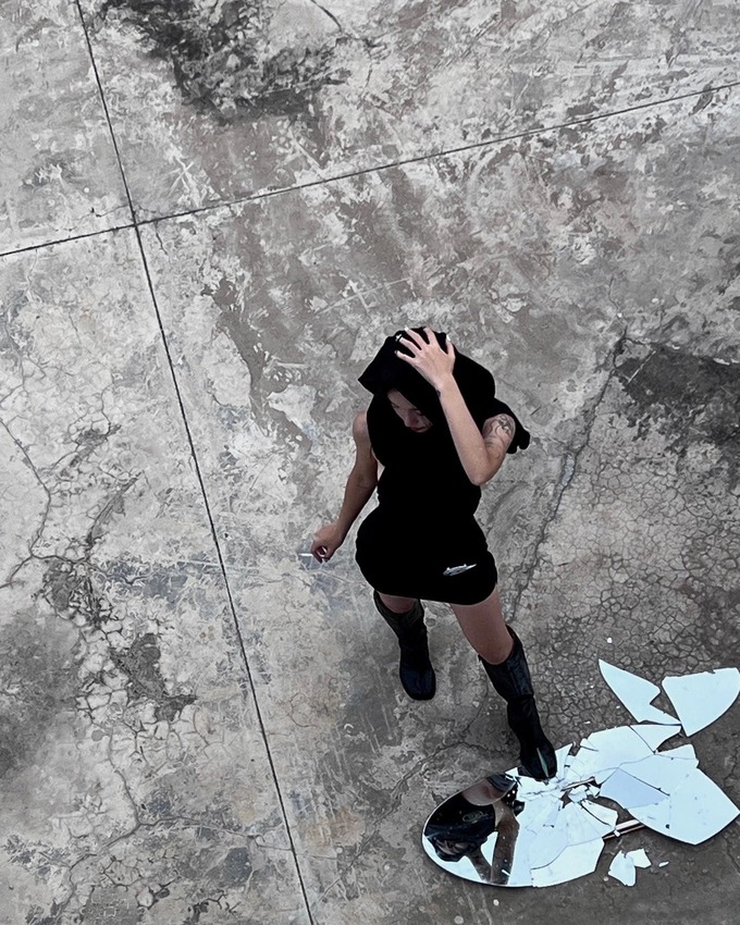 523-1 Linh Ngọc Đàm không còn hở mà ngày càng ra dáng fashionista với phong cách "dị" 523 1