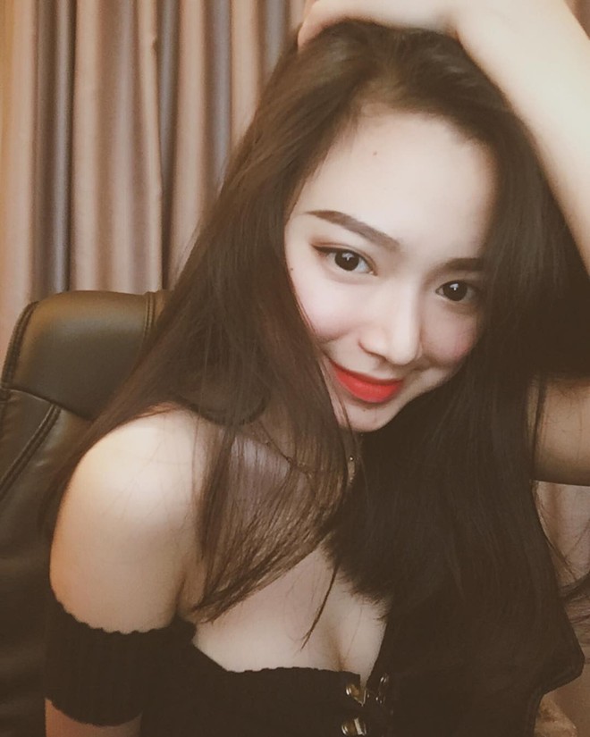 Cân nặng chưa quá 40kg, nữ streamer sexy một thời chính thức “comeback” làng game trong lo lắng 536751551534170423382931286657760138094732n 15542951272591022647929 16487035411781845310341