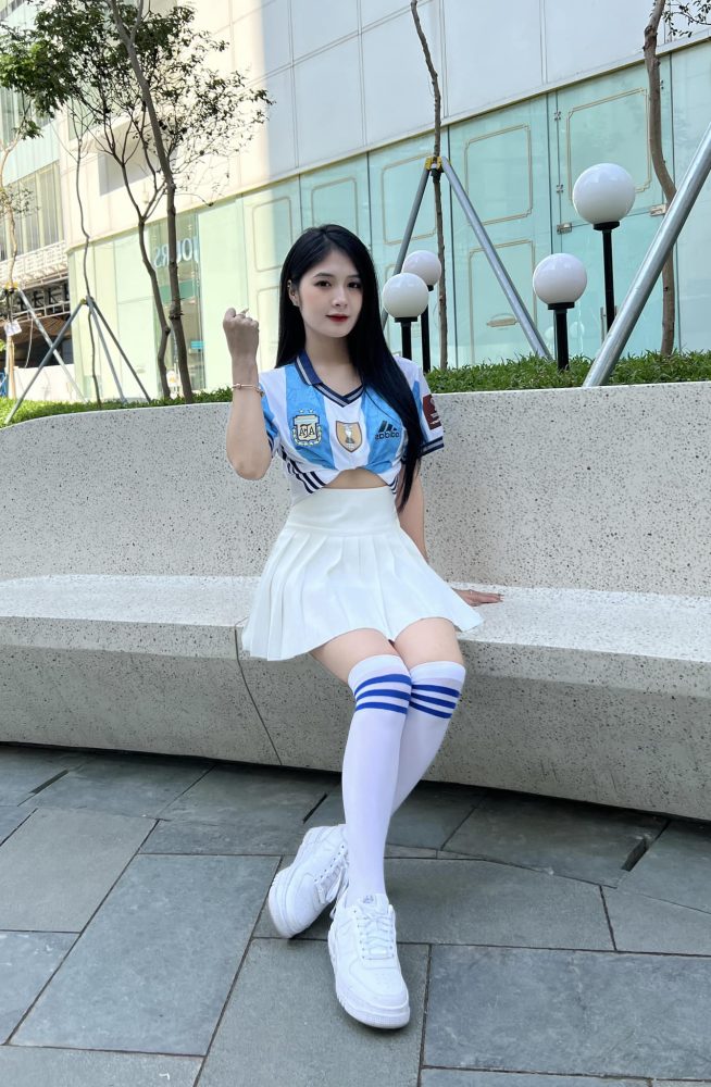 55-4 Quỳnh Alee với bộ đồ sexy cổ vũ cho đội tuyển Argentina trong trận Bán kết World Cup 55 4