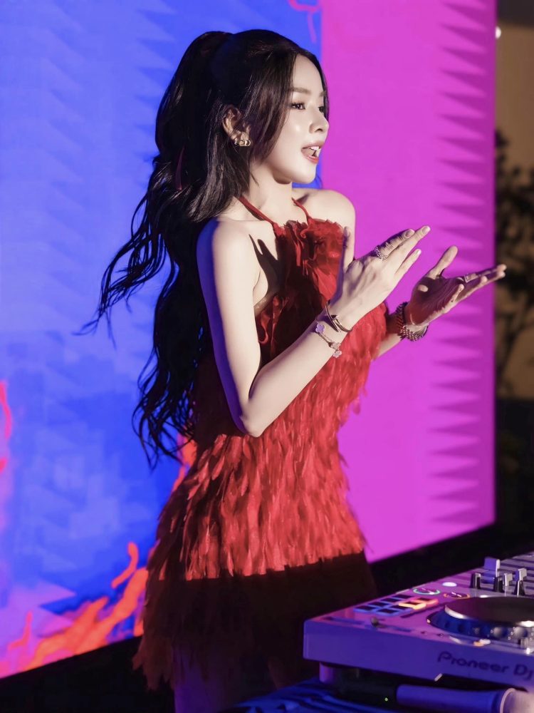 61 DJ Mie khoe dáng nuột, eo thon nhận được "cơn mưa" lời khen từ cộng đồng mạng 61