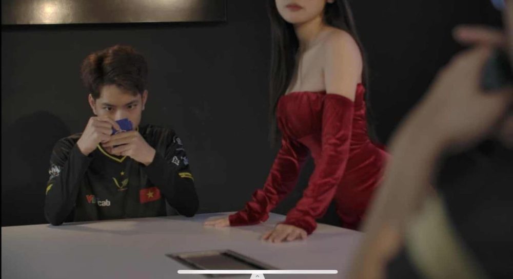 Tìm ra danh tính hot girl Liên Quân giấu mặt, chỉ để lộ thềm ngực vẫn đủ gây thương nhớ - Ảnh 1. Tìm ra danh tính hot girl Liên Quân giấu mặt, chỉ để lộ thềm ngực vẫn đủ gây thương nhớ - Ảnh 1.