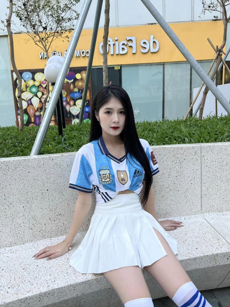 64 Quỳnh Alee với bộ đồ sexy cổ vũ cho đội tuyển Argentina trong trận Bán kết World Cup 64