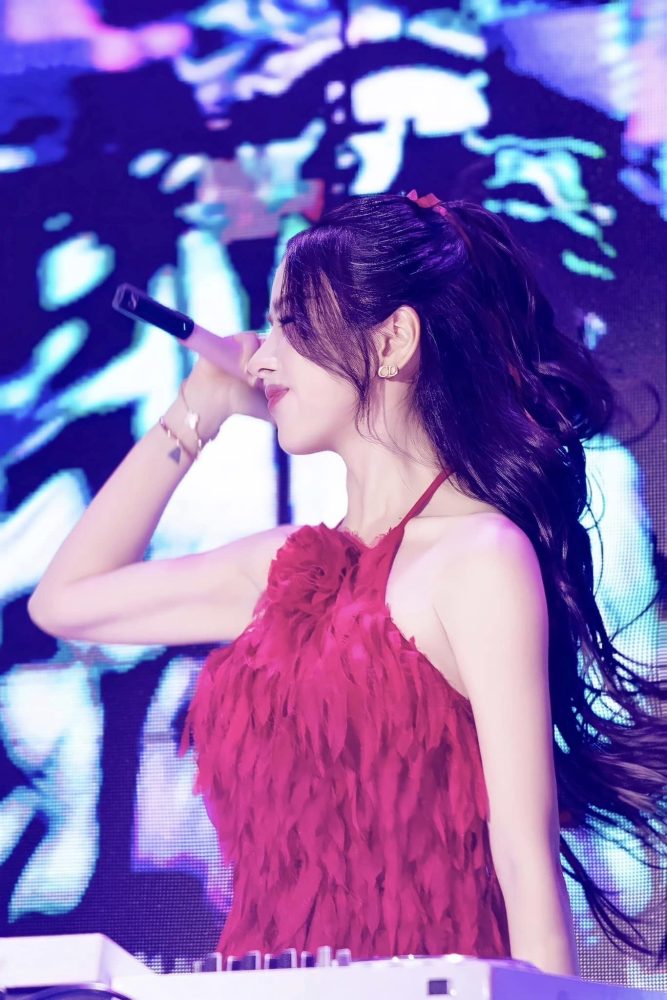 71 DJ Mie khoe dáng nuột, eo thon nhận được "cơn mưa" lời khen từ cộng đồng mạng 71