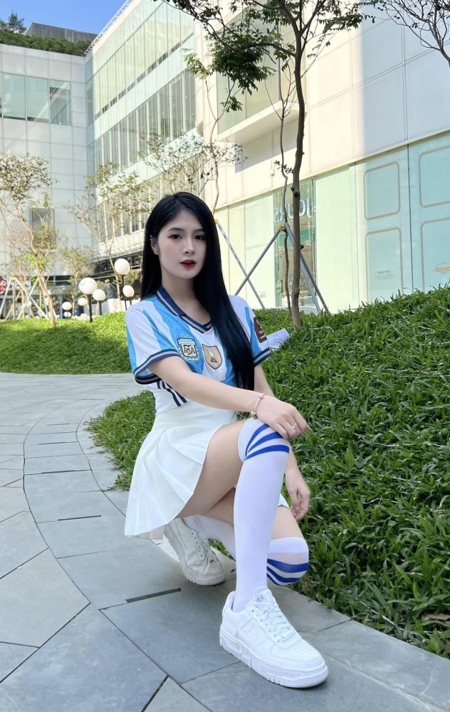 72-1 Quỳnh Alee với bộ đồ sexy cổ vũ cho đội tuyển Argentina trong trận Bán kết World Cup 72 1