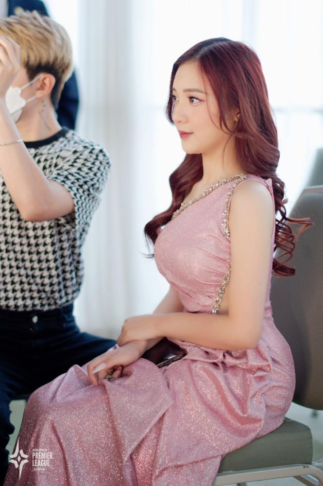 91-2 Ngắm nhìn bộ ảnh đẹp lung linh của nữ MC Phương Thảo trong APL 2022 91 2