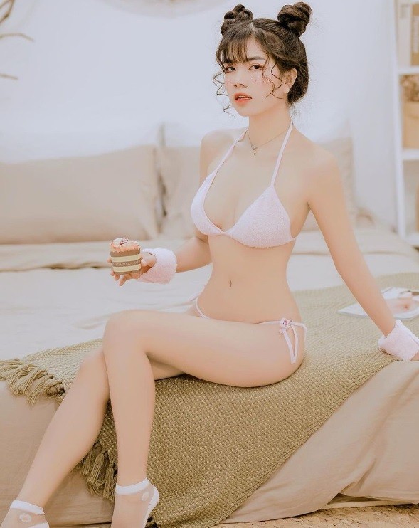 99 Ngắm nhìn thân hình nóng bỏng của những streamer hot nhất làng game Việt 99