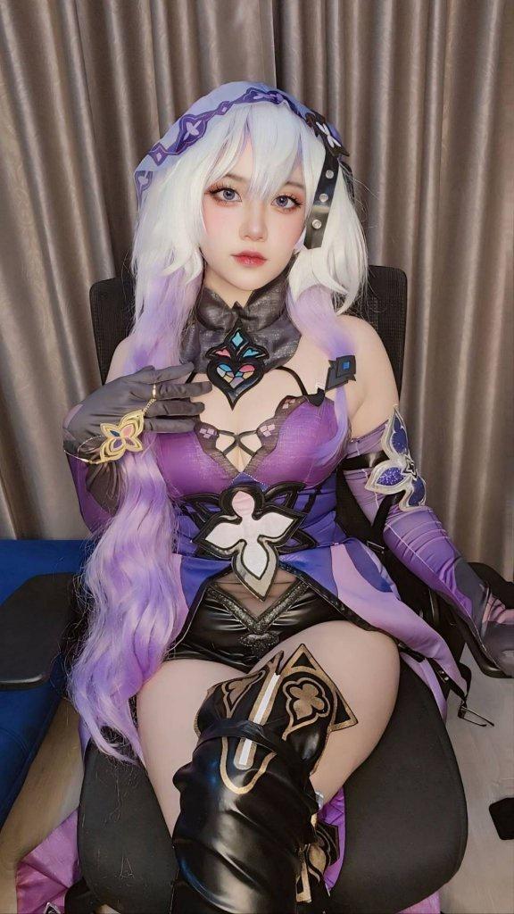 Black Swan bước ra từ thế giới ảo: Màn cosplay đầy ấn tượng của nữ coser Sakura Chan