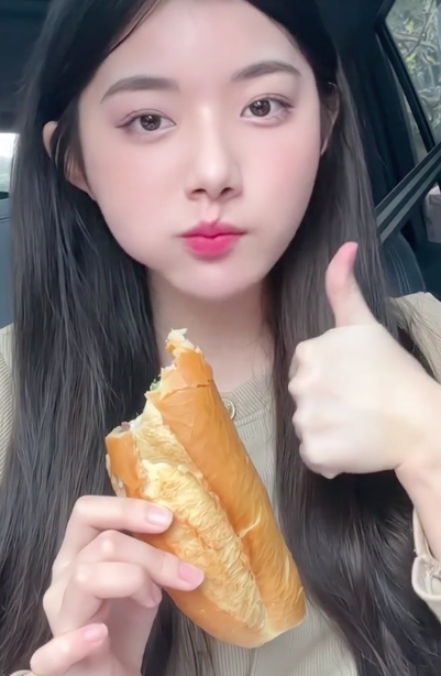 Chán mukbang bình thường, tiên nữ ngồi ăn trong xế hộp, khéo léo "chơi chiêu" giữa ồn ào đạo nhái - Ảnh 4.