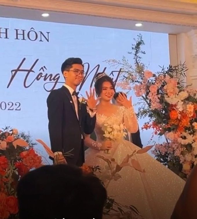 Hé lộ loạt ảnh trong đám cưới PewPew: Chú rể bảnh bao hết nấc, hạnh phúc lộ rõ trên gương mặt a21 3