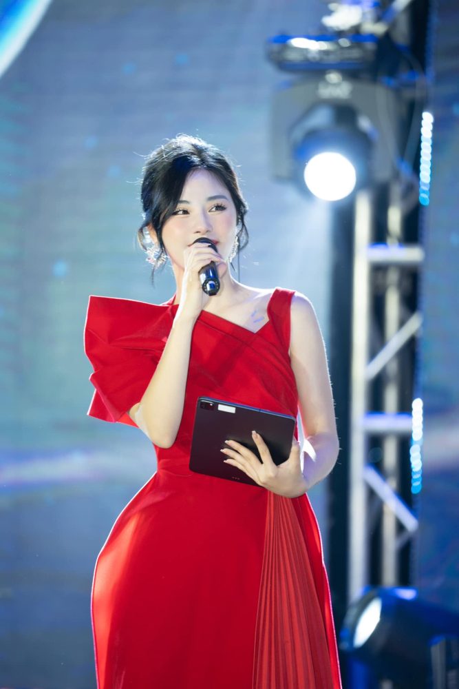 MC Minh Anh xinh đẹp, cá tính khiến cộng đồng game thủ "đứng ngồi không yên" a34