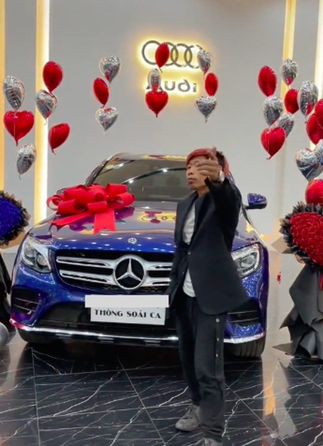 Dân mạng xôn xao chuyện Thông soái ca đổi đời sau một tháng chơi “tóp tóp", tậu xế khủng tiền tỷ anh chup man hinh 2022 02 24 luc 161826 1645695627942832749717