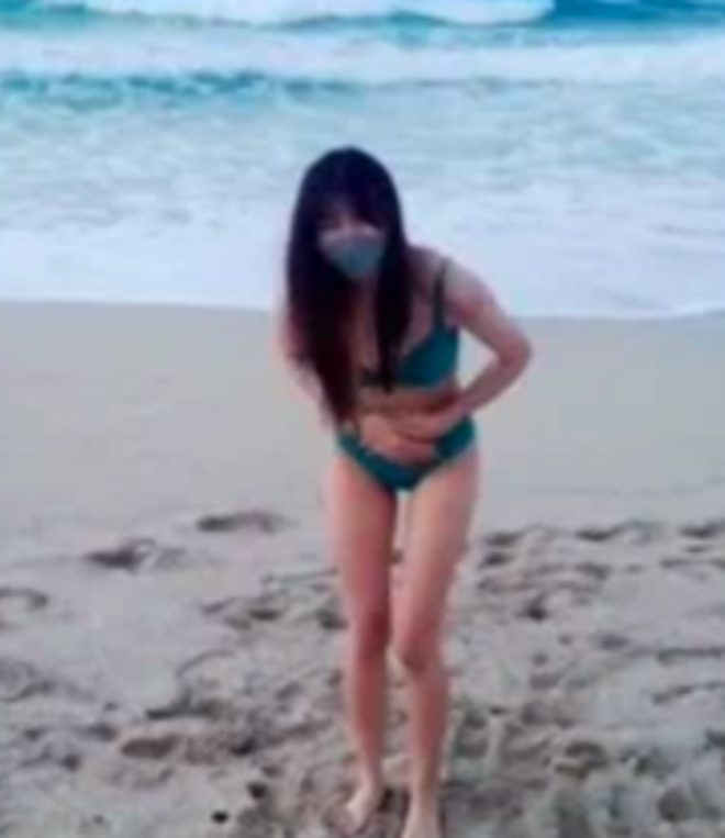 anh-chup-man-hinh-2022-02-25-luc-173147-16457851817111593984462 "Chơi trội", nữ streamer bất chấp thời tiết lạnh 3 độ, vẫn mặc bikini đi biển, còn biểu diễn tiết mục “nhảy ùm" xuống nước anh chup man hinh 2022 02 25 luc 173147 16457851817111593984462