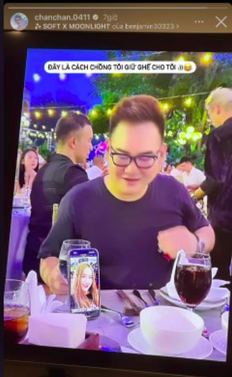 Xoài Non bật mí cách ông xã giữ chỗ cho vợ trên bàn tiệc, fan xuýt xoa vì quá đáng yêu - Ảnh 2. Xoài Non bật mí cách ông xã giữ chỗ cho vợ trên bàn tiệc, fan xuýt xoa vì quá đáng yêu - Ảnh 2.