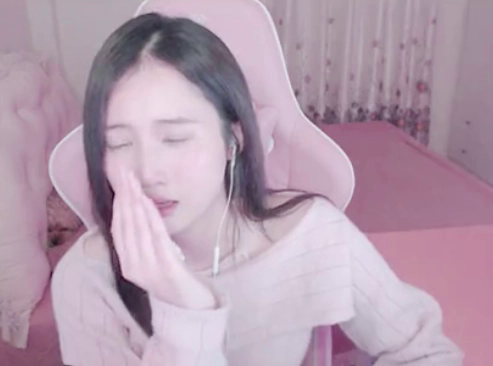 Nữ streamer 'gà nhà' bị bôi nhọ danh dự, Tùng Hoạ Mi đăng video 20 phút quyết làm rõ - Ảnh 4. Nữ streamer 'gà nhà' bị bôi nhọ danh dự, Tùng Hoạ Mi đăng video 20 phút quyết làm rõ - Ảnh 4.