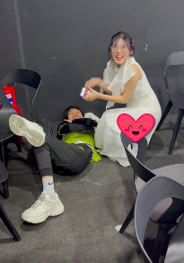 anh-chup-man-hinh-2023-05-02-luc-092431-16830221445841815518119-1683034597264-1683034597355298290502 Bị bắt quả tang thì thầm "to nhỏ" với tuyển thủ VGM, biểu cảm của MC Kim Ngân gây chú ý anh chup man hinh 2023 05 02 luc 092431 16830221445841815518119 1683034597264 1683034597355298290502