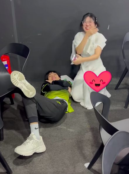 anh-chup-man-hinh-2023-05-02-luc-092456-1683022143748578003033-1683034607114-1683034607244719731959 Bị bắt quả tang thì thầm "to nhỏ" với tuyển thủ VGM, biểu cảm của MC Kim Ngân gây chú ý anh chup man hinh 2023 05 02 luc 092456 1683022143748578003033 1683034607114 1683034607244719731959