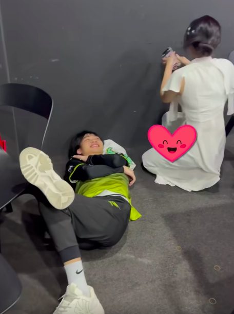 anh-chup-man-hinh-2023-05-02-luc-092506-1683022144745699590126-1683034602118-16830346022291442327716 Bị bắt quả tang thì thầm "to nhỏ" với tuyển thủ VGM, biểu cảm của MC Kim Ngân gây chú ý anh chup man hinh 2023 05 02 luc 092506 1683022144745699590126 1683034602118 16830346022291442327716