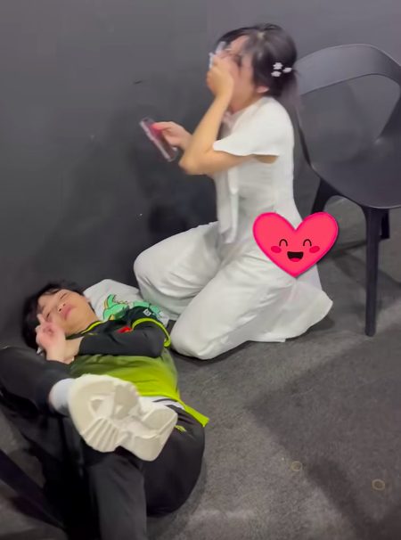 anh-chup-man-hinh-2023-05-02-luc-092546-16830221450601275206172-1683034614168-1683034614320950599029 Bị bắt quả tang thì thầm "to nhỏ" với tuyển thủ VGM, biểu cảm của MC Kim Ngân gây chú ý anh chup man hinh 2023 05 02 luc 092546 16830221450601275206172 1683034614168 1683034614320950599029